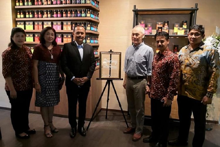 Duta Besar Indonesia untuk Singapura Ngurah Swajaya berfoto bersama jajaran manajemen Supresso Coffee Gallery, Mandarin Gallery, Orchard Road, Singapura, Kamis (1/11/2018)