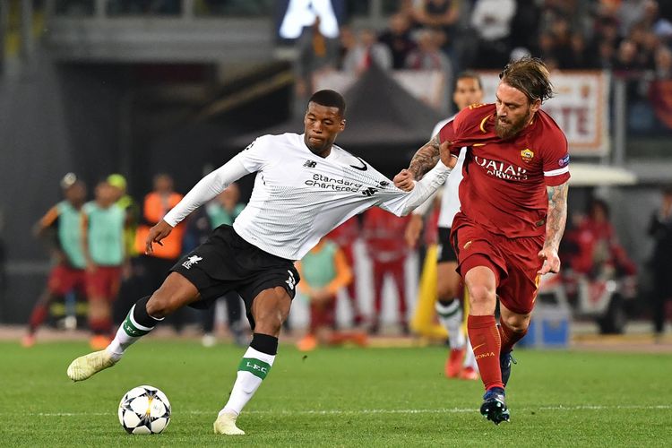 Daniele De Rossi (merah) mencoba merebut bola dari penguasaan Georgionio Wijnaldum pada laga semifinal Liga Champions antara AS Roma dan Liverpool di Stadion Olimpico, 2 Mei 2018.