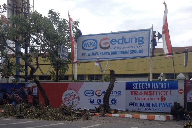 Lahan proyek Transmart di Jalan Dukuh Kupang Surabaya