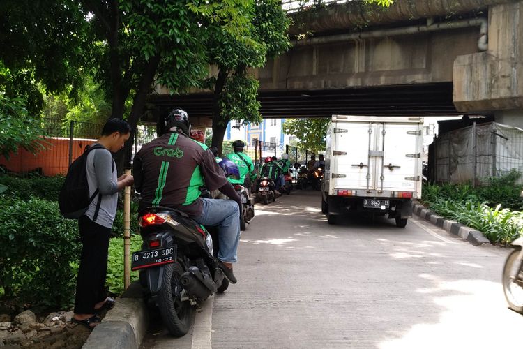 Ojek Online yang manggkal di bawah kolong flyover dekat Stasiun Tebet, Jakarta Selatan, Kamis (16/11/2017).