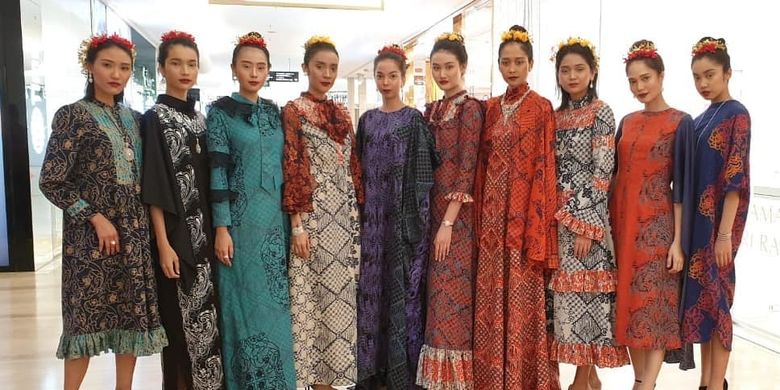 Koleksi Pesona Puspita dari Alleira Batik X Didi Budiardjo yang ditampilkan pada peragaan busana Ramadhan In Style Fashion Show di Plaza Indonesia, Selasa (21/5/2019).