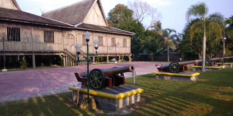 Obyek wisata Istana Kuning di Kota Pangkalan Bun, Kabupaten Kotawaringin Barat, Kalimantan Tengah, Sabtu (17/2/2018). Istana Kuning adalah salah satu tempat yang menjadi sejarah perkembangan Kerajaan Kutawaringin.