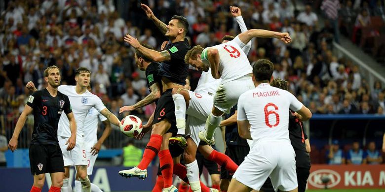 Pemain Inggris Harry Kane (tengah, kanan) menyundul bola beradu dengan pemain Kroasia Dejan Lovren (tengah, kiri) pada laga babak semifinal di Luzhniki Stadium, Rabu (11/7/2018) atau Kamis dini hari WIB. Kroasia melaju ke babak final Piala Dunia usai mengalahkan Inggris dengan skor 2-1.