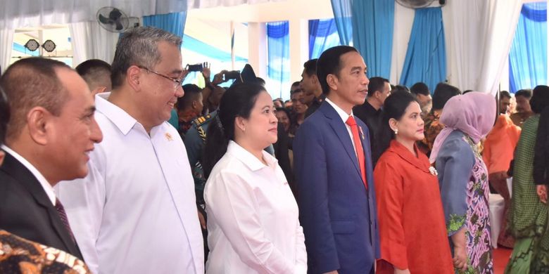 Gubernur Sumatera Utara Edy Rahmayadi, Mendes PDTT Eko Putro Sandjojo, Menko PMK Puan Maharani, Presiden Jokowi, Ibu Iriana (dari kiri ke kanan) saat menghadiri  Rakor Pengendalian Program Pembangunan dan Pemberdayaan Masyarakat Desa, di Balairung Deli Serdang, Sumatera Utara, Senin (8/10/2018).