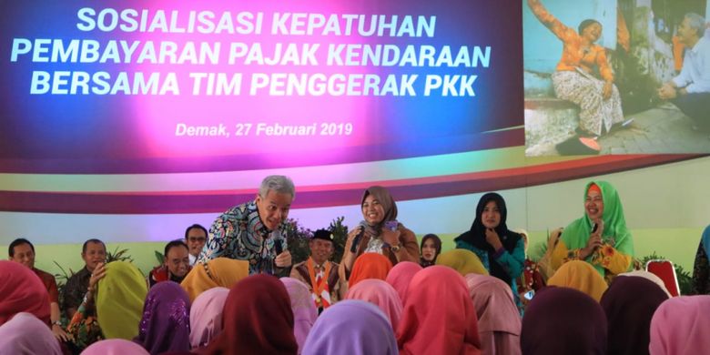 Gubernur Jawa Tengah Ganjar Pranowo, saat menghadiri acara sosialiasasi Kepatuhan Pembayaran Pajak Kendaraan bersama Tim Penggerak Pembinaan Kesejahteraan Keluarga (PKK) di Gedung Perserikatan Haji, Kabupaten Demak, Rabu (27/02/2019).