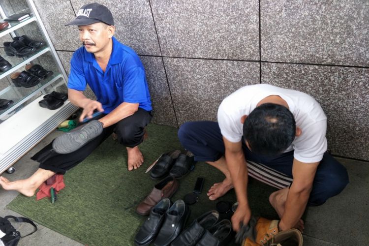 Samani dan Suwardi, marbot sekaligus tukangbsemir sepatu Masjid Fatahillah, Balai Kota DKI Jakarta, Selasa (12/12/2017).
