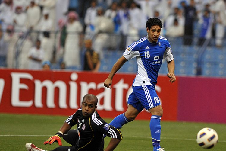 Pemain klub Al-Hilal, Ahmed Ali (18), mencetak gol pertama saat melawan Al-Jazira. Kiper Al Jazira, Housani Ali al-Khaseif, gagal membendung tendangan itu dalam duel Liga Champions Asia di Riyadh, 5 April 2011.