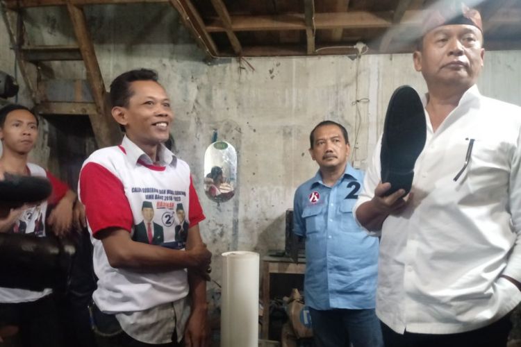 Calon gubernur Jawa Barat nomor urut 2 TB Hasanuddin atau yang akrab disapa Kang Hasan mengunjungi industri rumahan sepatu dan sandal Cibaduyut, Selasa (17/4/2018).