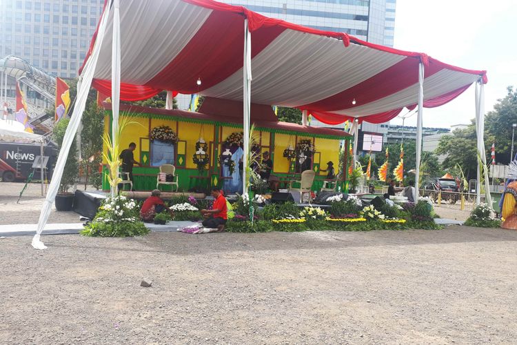 Di sisi kanan pintu masuk kawasan nikah massal di park and ride, Jalan MH Thamrin 10, berdiri sebuah panggung pelaminan bernuansa kebudayaan Betawi. Foto diambil Senin (31/12/2018).