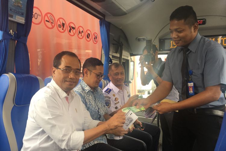 Menteri Perhubungan Budi Karya Sumadi melakukan uji coba dengan menaiki bus Transjabodetabek premium rute Mega City Bekasi-Plaza Senayan, Selasa (19/9/2017). 
