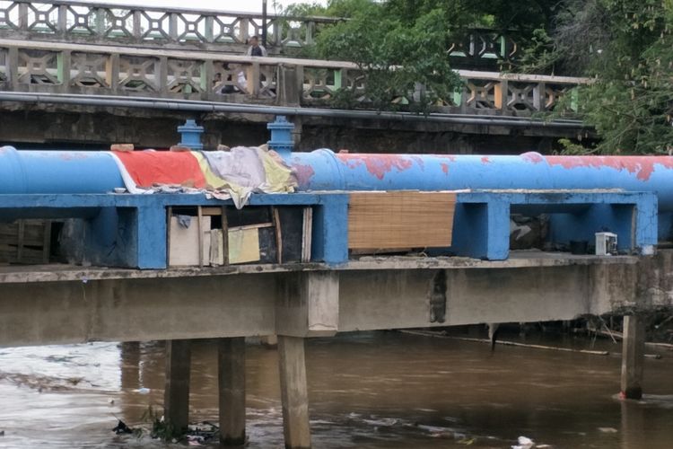 Pipa air Banjir Kanal Barat (BKB) tepatnya di jalan inspeksi menuju Tanah Abang, Jakarta Pusat yang dijadikan tempat tinggal, Selasa (7/11/2017).