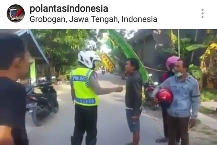 Cuplikan video yang memperlihatkan dua orang polisi lalu lintas berselisih dengan sejumlah warga. Warga memprotes polisi yang mengadakan razia di jalanan kampungnya.