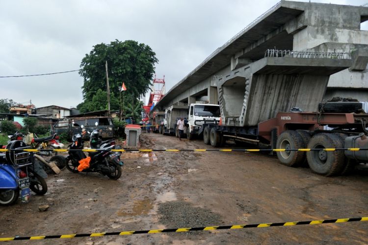 Garis polisi terpasang di jalan masuk menuju kawasan proyek jalur kereta double double track (DDT) di Matraman, Jakarta Timur, Minggu (4/2/2018).
