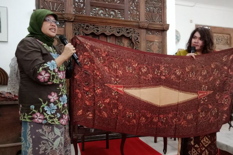 Owner Galeri Buana Alit, Dwita Herman saat menunjukkan salah satu batik, di Galeri Buana Alit, Jalan Moh. Kahfi 1, Jakarta Selatan Selasa (20/2/2018).