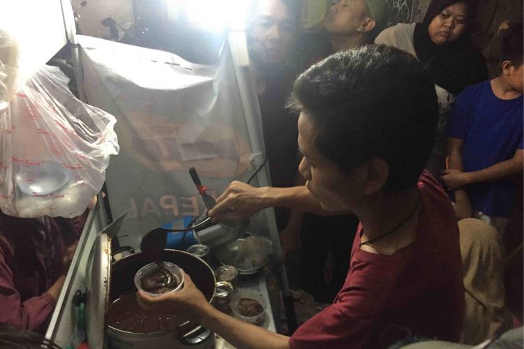 Puluhan warga rela mengantri berjam-jam pada Kamis (19/4/2018) malam hanya untuk membeli sebuah minuman yang sedang viral saat ini. Warga bersedia mengantri demi mendapatkan minuman bernama Es Kepal Milo yang dijual di sebuah lapak kecil yang berada di ruas Jalan Raya Kebayoran Lama, Jakarta Selatan. 