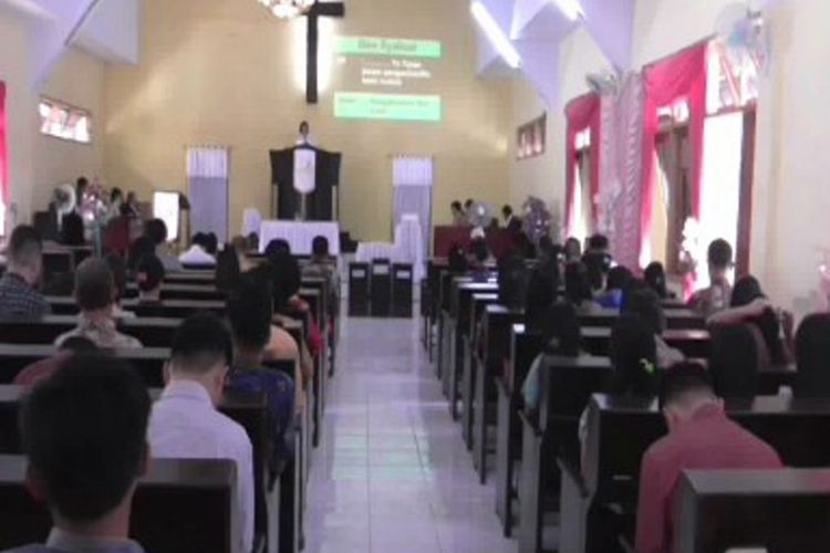 Pasca ledakan bom di Surabaya, pendeta di Majene, Sulawesi Barat mendoakan para pelaku bom Surabaya sadar dan ditunjukkan pada jalan yang benar.