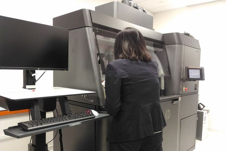 Salah satu printer 3D HPInc yang mampu mencetak benda berukuran 60cmx60cmx60cm