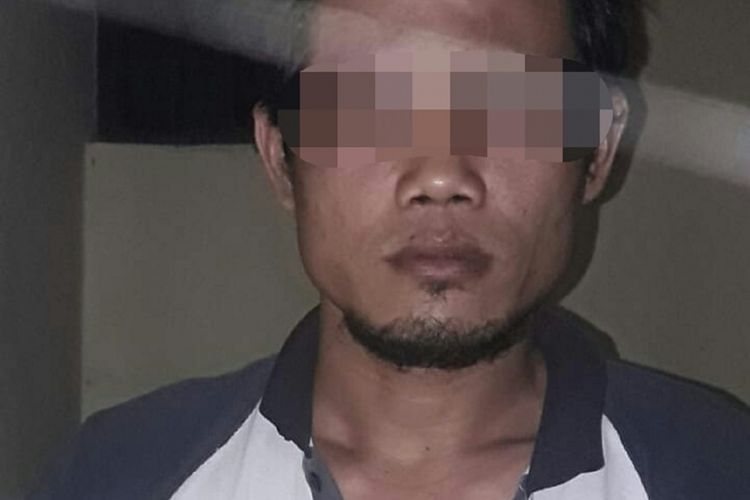  HE (34), tersangka penganiaayaan terhadap ayah kandung menggunakan besi cor di Desa Tunjungseto Kecamatan Sempor, Kebumen, Jawa Tengah.