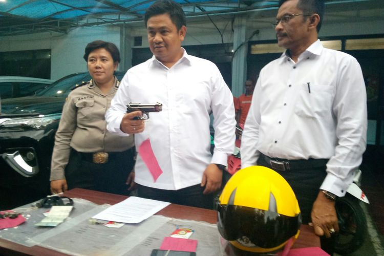Kasat Reskrim Polrestabes Bandung, AKBP Muhammad Rifai tengah memperlihatkan barang bukti berupa senjata api mainan yang digunakan pelaku dalam melakukan aksi pencurian dengan kekerasan di Kota Bandung.