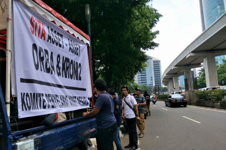 Aksi unjuk rasa digelar di depan Gedung Granadi yang terletak di kawasan Setia Budi, Jakarta Selatan, Senin (17/12/2018). Lalu lintas terpantau lancar.