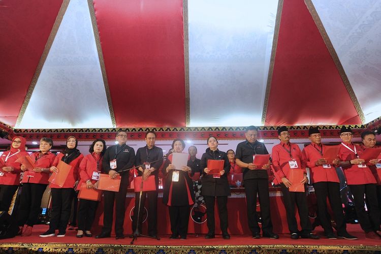 Ketua Umum PDI Perjuangan Megawati Soekarnoputri (tengah) melantik sejumlah pengurus DPP PDI Perjuangan periode 2019-2024 saat penutupan Kongres V PDI Perjuangan di Sanur, Denpasar, Bali, Sabtu (10/8/2019).  Megawati Soekarnoputri mengumumkan dan melantik 27 orang pengurus DPP PDI Perjuangan periode 2019-2024. ANTARA FOTO/Fikri Yusuf/nz.