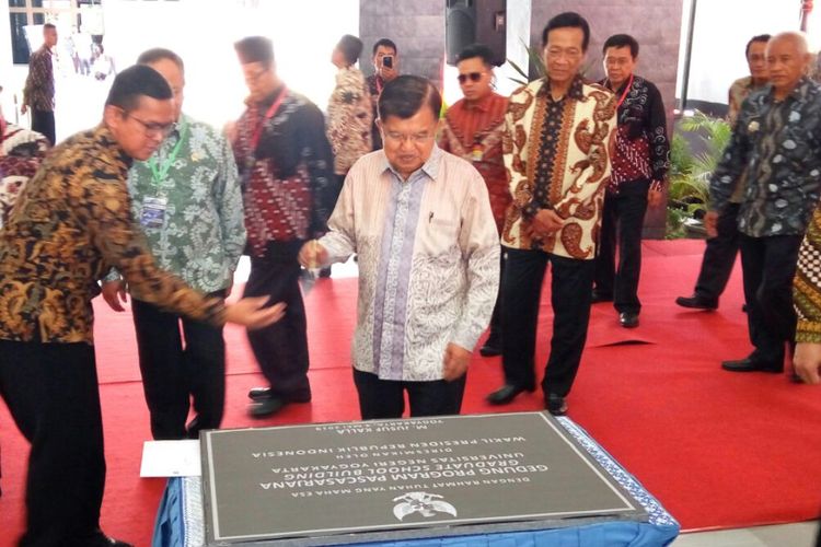 Wakil Presiden Jusuf Kalla saat akan menandatangani prasasti gedung baru Pascasarjana UNY
