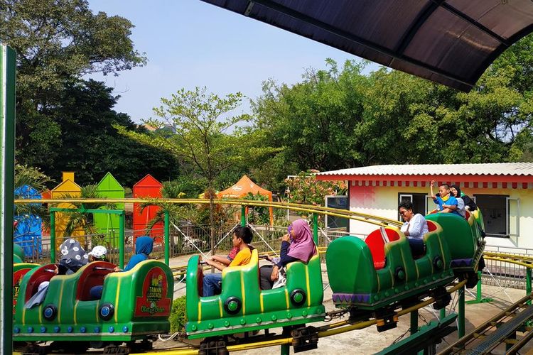 Sejumlah anak-anak penyintas penyakit kronis, umumnya kanker, memperoleh kesempatan langka menjajal wahan permainan di Taman Legenda Keong Emas, Taman Mini Indonesia Indah (TMII), Jakarta Timur, Sabtu (27/7/2019).