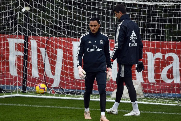 Thibaut Courtois dan Keylor Navas di sesi latihan tim Real Madrid, Rabu (24/4/2019)