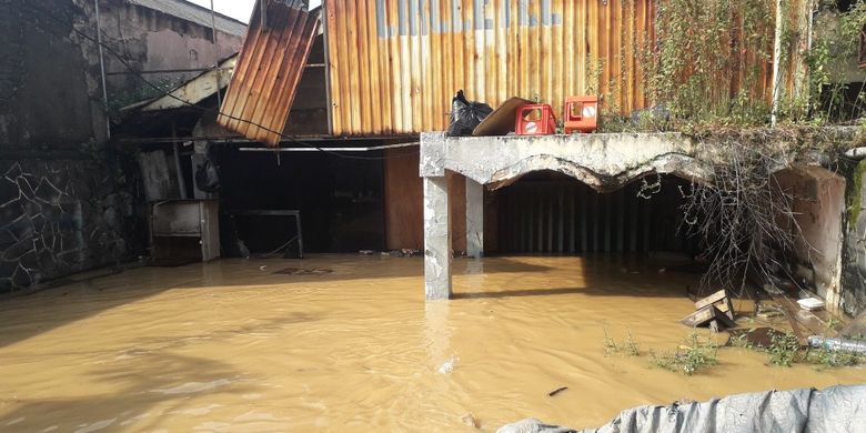 Banjir merendam sebuah bangunan di Jalan Raya Kalibata, Cililitan, Jumat (26/4/2019).