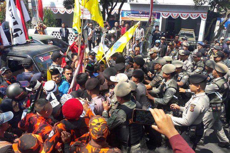 Mahasiswa dan PKL yang menggelar aksi unjukrasa pelantikan anggota DPRD Garut, terlibat aksi saling dorong dengan aparat kepolisian, Selasa (13/08/2019)
