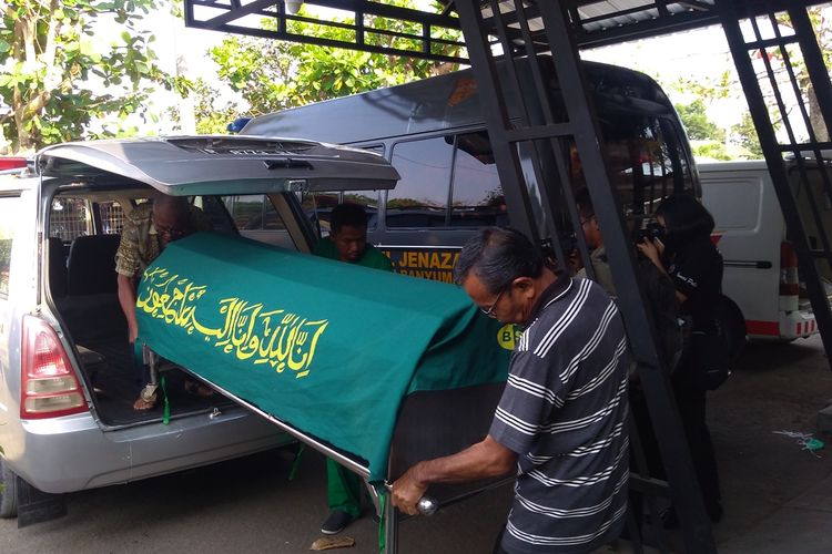 Empat kerangka korban pembunuhan yang ditemukan di kebun dibawa dari RSUD Margono Soekarjo untuk dimakamkan, Kamis (29/8/2019).