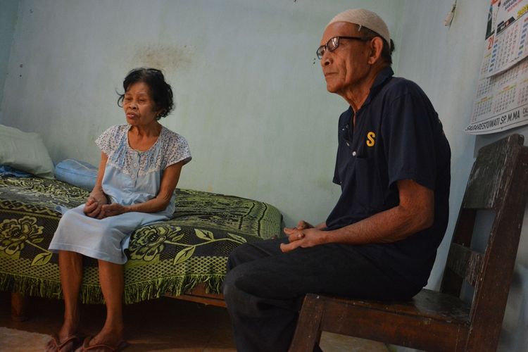 Muntiyah (kiri), saat ditemui di rumahnya, di Dusun Puton, Desa Puton, Kecamatan Diwek, Kabupaten Jombang, Jawa Timur, Jumat (23/8/2019).
