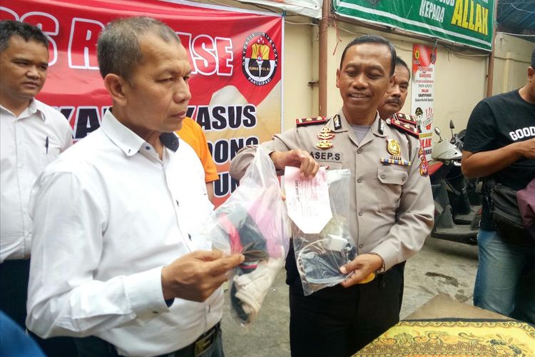 Kapolsek Kiaracondong Kompol Asep Saepudin tengah memperlihatkan barang bukti yang di curi pelaku berupa barang berharag dan pakaian dalam penghuni kosan perempuan.