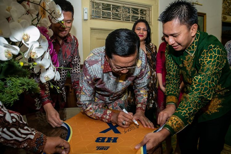 Gubernur Daerah Istimewa Yogyakarta (DIY), Sri Sultan Hamengku Buwono X, menandatangani jersey basket bertuliskan namanya di Gedung Wilis, Komplek Kepatihan, Yogyakarta, Senin (27/5/2019).
