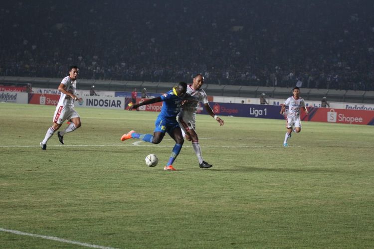 Penyerang Persib Bandung, Ezechiel NDouassel, melindungi bola dari pemain Bali United. Persib harus takluk 0-2 dari Bali United di Stadion Si Jalak Harupat, Kab. Bandung, Jumat (26/7/2019). 