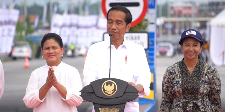 Menteri BUMN Rini M Soemarno mendampingi Presiden Joko Widodo (Jokowi) meresmikan Jalan Tol Pasuruan-Probolinggo (Paspro) sepanjang 31,3 kilometer, Rabu (10/4/2019).