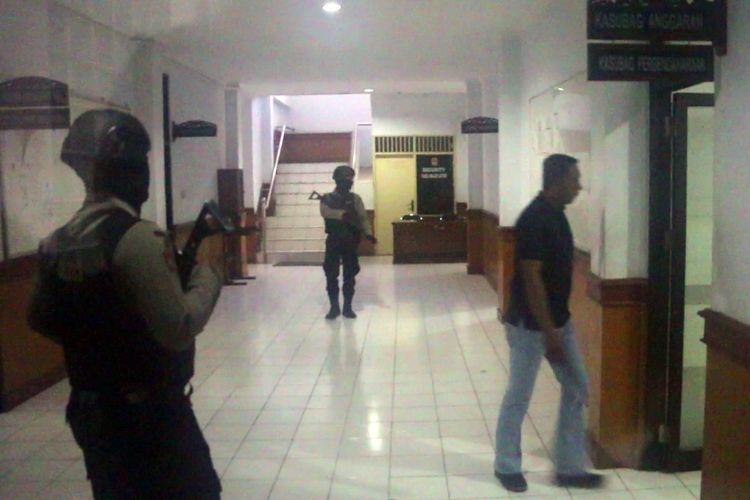 Dua orang petugas kepolisian berjaga di depan ruang kasubag anggaran dan kabag keuangan DPRD Kabupaten Cirebon, Jawa Barat, Jumat siang (21/6/2019). Penjagaan dilakukan terkait adanya proses pemeriksaan yang dilakukan tim KPK di sejumlah ruang di gedung DPRD Kabupaten Cirebon.