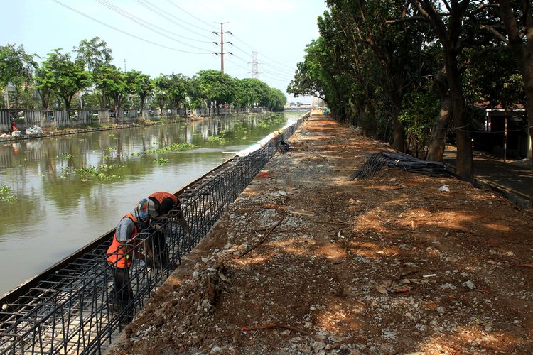 Pekerja menggarap pengerjaan beton bantaran Kalimalang, di Bekasi, Jawa Barat, Kamis (19/9/2019). Penataan bantaran Kalimalang di Bekasi Timur tersebut merupakan bagian dari rencana reviltasasi dan optimalisasi saluran. 