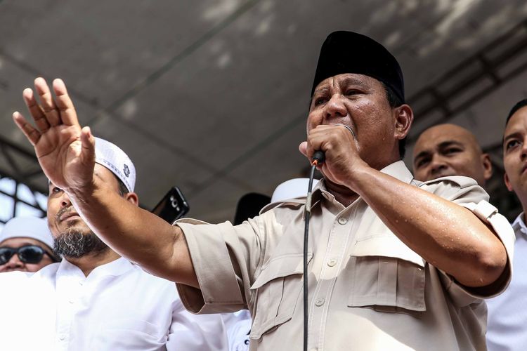 Capres nomor urut 02, Prabowo Subianto saat mendeklarasikan kemenangannya pada Pilpres 2019 di kediaman Kertanegara, Jakarta Selatan, Jumat (19/4/2019). Prabowo kembali mendekalarasikan kemenangannya versi real count internal BPN sebesar 62 persen.