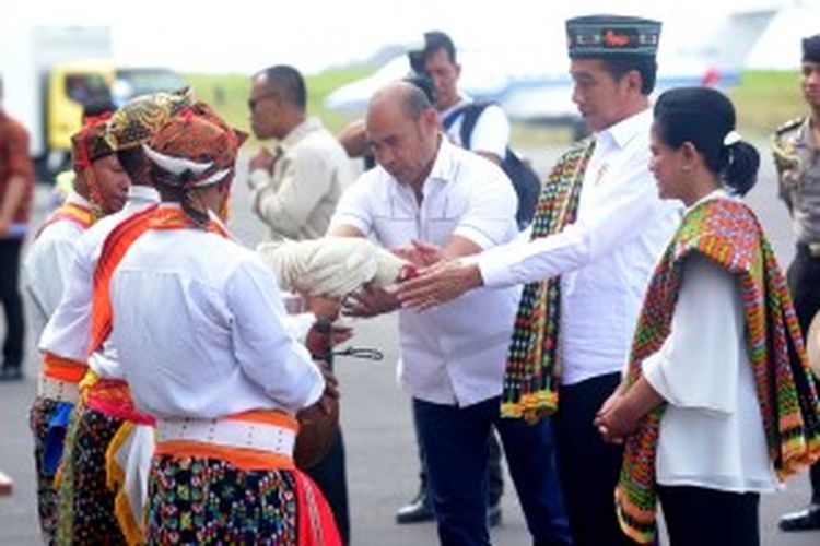 Presiden Jokowi didampingi Ibu Negara Iriana menerima ayam jantan dari Gubernur NTT sebagai simbol adat saat menyambut kedatangannya di Bandara Komodo, Manggarai, NTT, Rabu (20/7) siang.