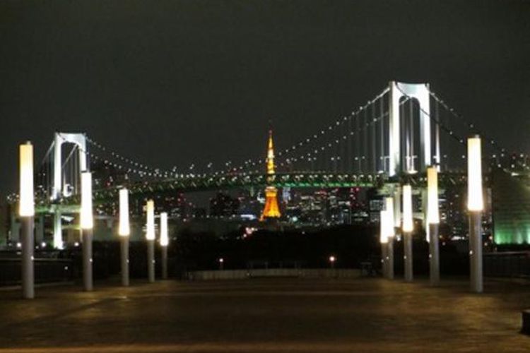 Pemandangan malam dari Dek Daiba (West Promenade)