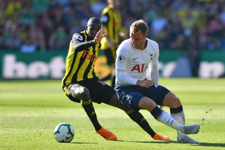 Christian Eriksen mendapat kawalan dari Abdoulaye Doucoure saat Tottenham Hotspur berhadapan dengan Watford di Stadion Vicarage Road, 2 September 2018. 