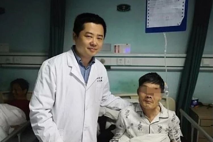 Dokter di Rumah Sakit Wuhan, China, bersama pria 63 tahun yang dilaporkan memuntahkan tumor dalam keadaan mabuk sebelum menelannya kembali.