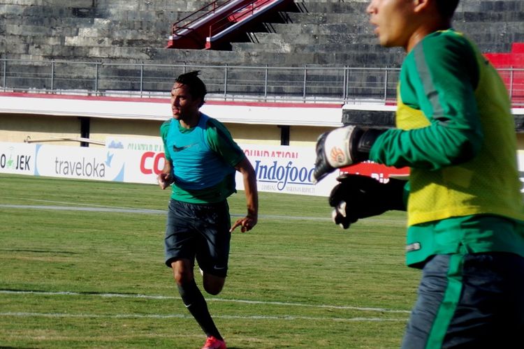 Penyerang Ezra Walian saat mengikuti pemusatan latihan timnas Indonesia U-22 di Stadion Kapten I Wayan Dipta, Gianyar, Selasa (23/5/2017). 