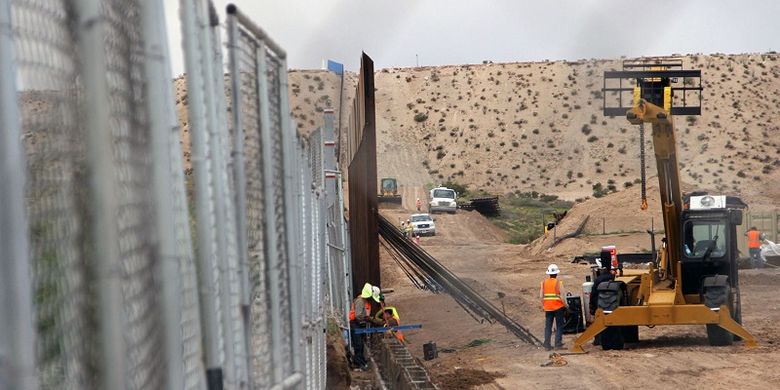 Pekerja AS mengganti pagar dengan dinding baja baru yang lebih tinggi di sepanjang perbatasan antara Ciudad Juarez dan Sunland Park, New Mexico, di wilayah Juarez, negara bagian Chihuahua, Meksiko pada 12 September 2016.