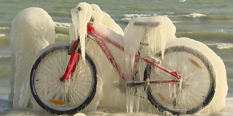 Sebuah sepeda menjadi beku karena musim dingin di Eropa. (BBC)