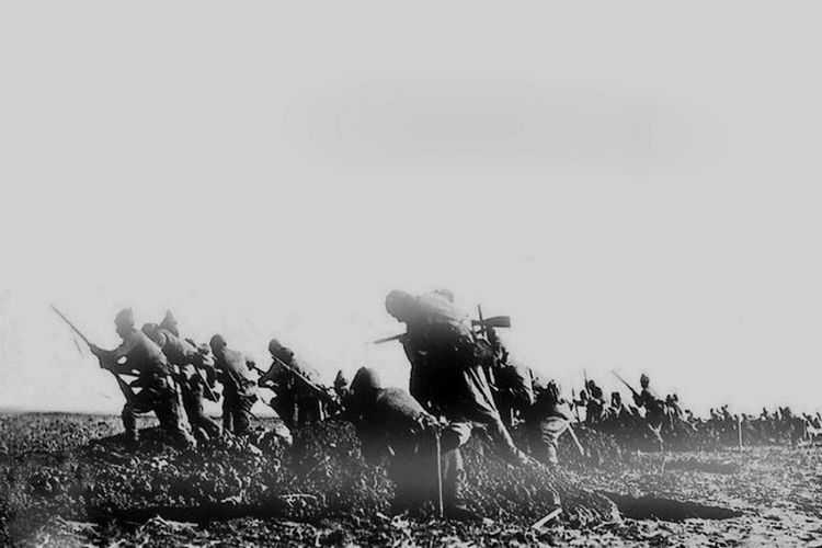 Pasukan Ottoman keluar dari parit dan menyerang posisi pasukan Australia dan Selandia baru dalam pertempuran Anzac Cove, 19 April 1915.