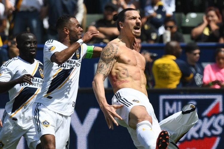 Emmanuel Boateng dan Ashley Cole merayakan gol penyama kedudukan LA Galaxy ke gawang Los Angeles FC yang dicetak oleh  Zlatan Ibrahimovic pada laga MLS di StarHub Center, Los Angeles, pada 31 Maret 2018. 