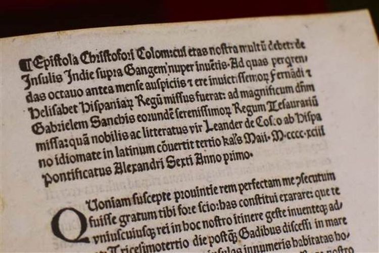 Surat Christopher Columbus asli ditulis dalam bahasa Spanyol, kemudian diterjemahkan ke dalam bahasa Latin. AFP/Tony Gentile via CNN)