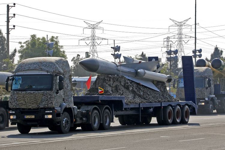 Sebuah truk militer Iran mengangkut misil dalam sebuah parade memperingati hari angkatan darat pada 18 April 2018 di Teheran.